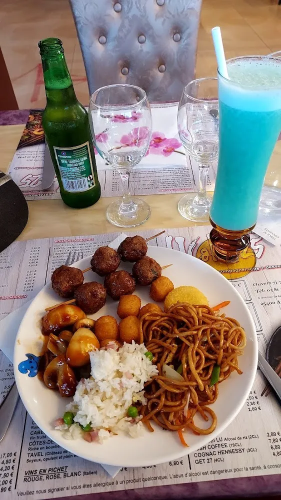 Bangkok Et Bière Chinoise Avec Plat À Volonté