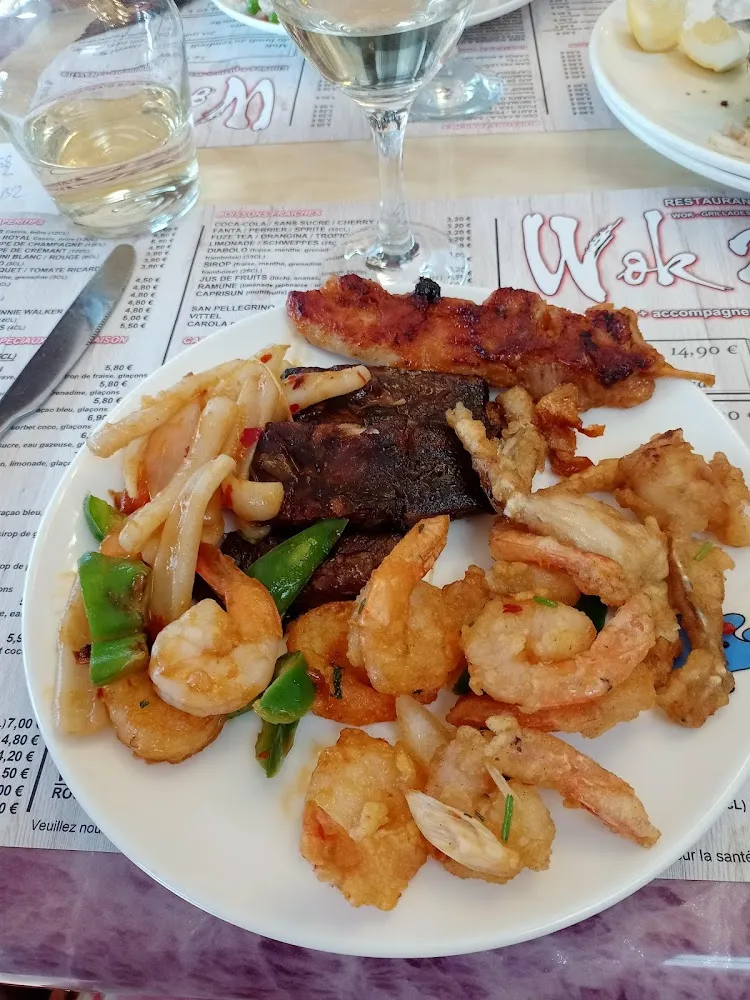 Crevettes Sautées À l'Ail Bouchon Au Porc Nems Au Poulet Beignet de Calamar